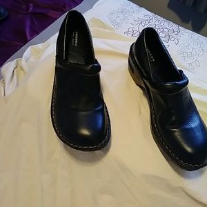 Somoma black clogs